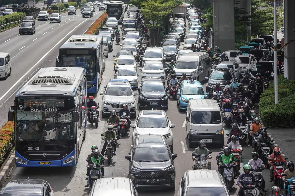 Aktivitas lalu lintas kembali normal setelah libur Natal dan Tahun Baru (Nataru) berakhir di kawasan MT Haryono, Jakarta, Senin, 5 Januari 2025. (Sumber: Poskota/Bilal Nugraha Ginanjar)