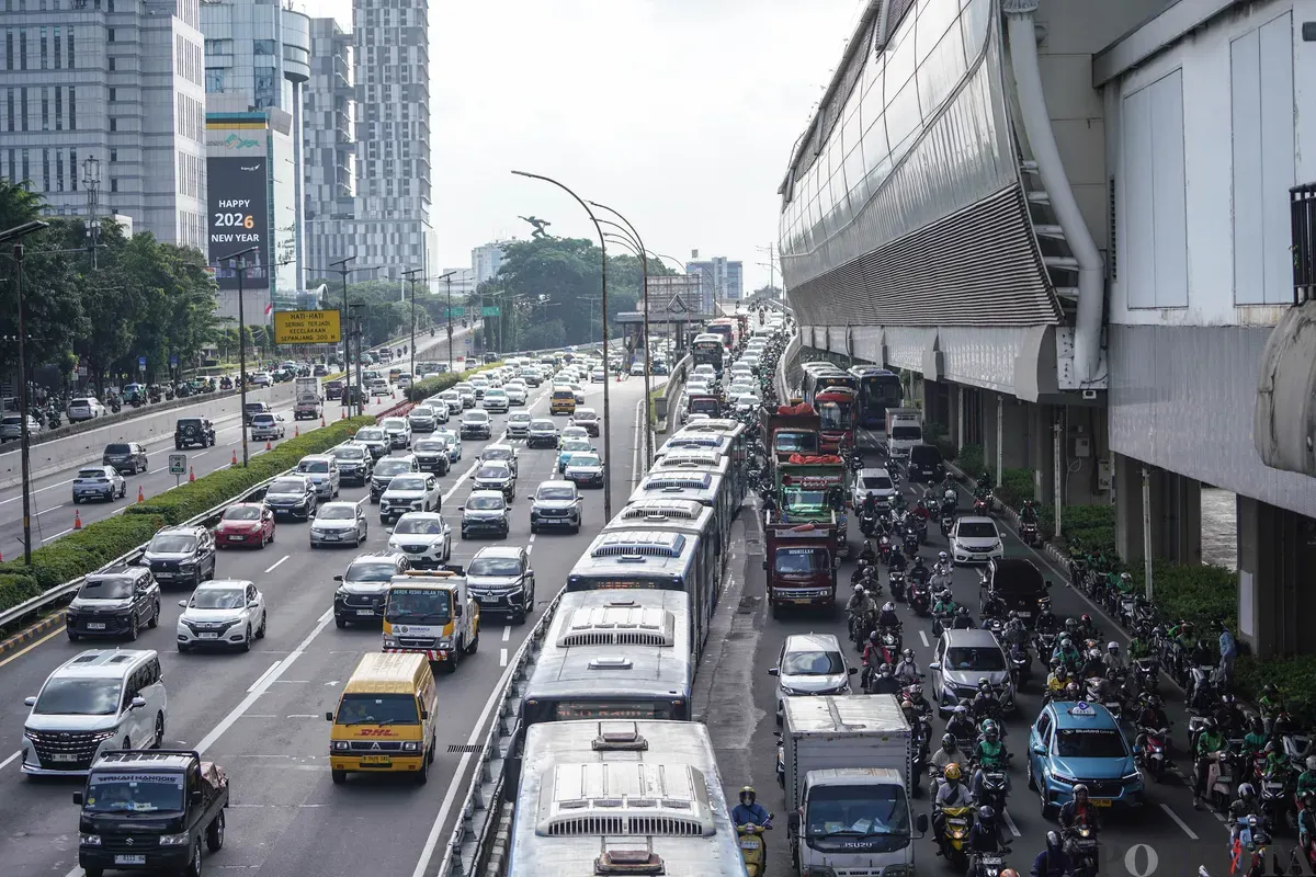 Aktivitas lalu lintas kembali normal setelah libur Natal dan Tahun Baru (Nataru) berakhir di kawasan MT Haryono, Jakarta, Senin, 5 Januari 2025. (Sumber: Poskota/Bilal Nugraha Ginanjar)