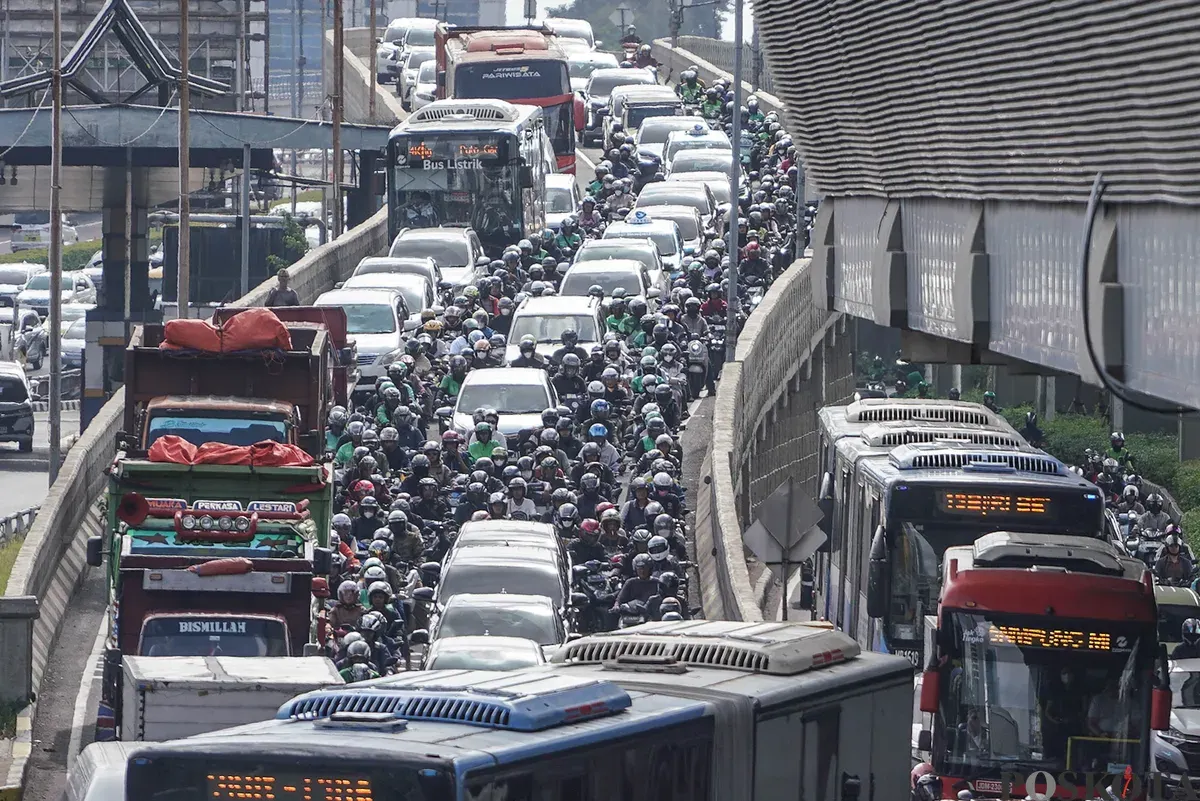Aktivitas lalu lintas kembali normal setelah libur Natal dan Tahun Baru (Nataru) berakhir di kawasan MT Haryono, Jakarta, Senin, 5 Januari 2025. (Sumber: Poskota/Bilal Nugraha Ginanjar)