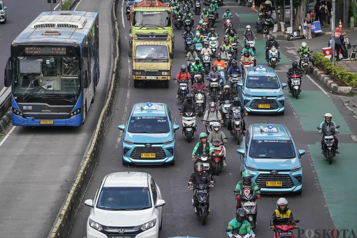 Aktivitas lalu lintas kembali normal setelah libur Natal dan Tahun Baru (Nataru) berakhir di kawasan MT Haryono, Jakarta, Senin, 5 Januari 2025. (Sumber: Poskota/Bilal Nugraha Ginanjar)