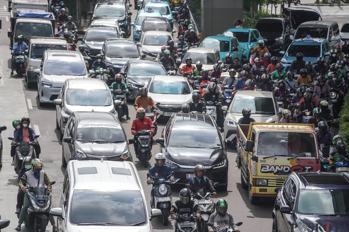 Aktivitas lalu lintas kembali normal setelah libur Natal dan Tahun Baru (Nataru) berakhir di kawasan MT Haryono, Jakarta, Senin, 5 Januari 2025. (Sumber: Poskota/Bilal Nugraha Ginanjar)