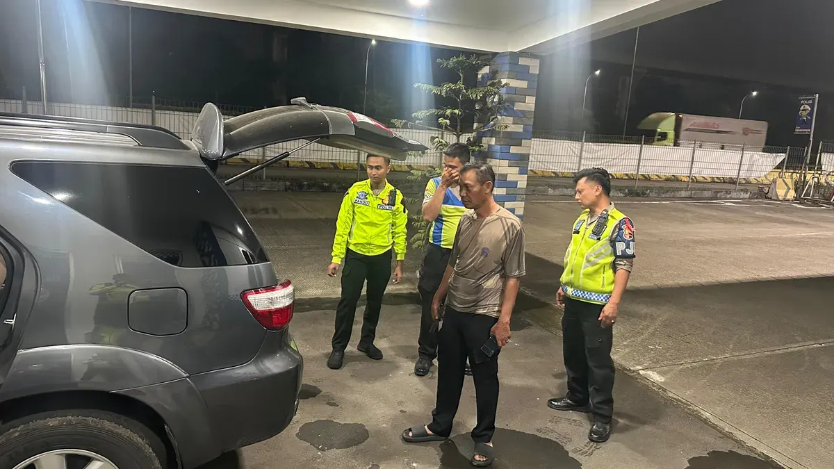 Polisi memeriksa mobil Fortuner pembawa 400 liter solar di Tol Jagorawi KM 21. (Sumber: Dok. JPR Jagorawi)