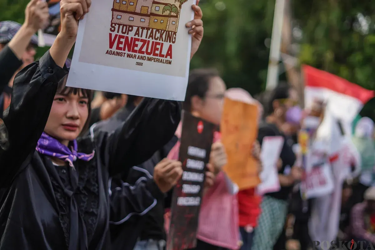 Pengunjuk rasa dari aliansi buruh dan pegiat kemanusiaan menggelar aksi bela Venezuela di depan Kedutaan Besar Amerika Serikat, Jakarta, Selasa, 6 Januari 2025. (Sumber: Poskota/Bilal Nugraha Ginanjar)