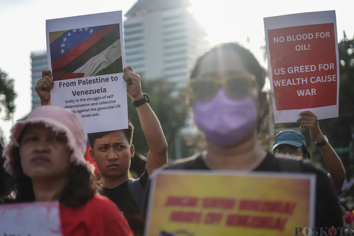 Pengunjuk rasa dari aliansi buruh dan pegiat kemanusiaan menggelar aksi bela Venezuela di depan Kedutaan Besar Amerika Serikat, Jakarta, Selasa, 6 Januari 2025. (Sumber: Poskota/Bilal Nugraha Ginanjar)