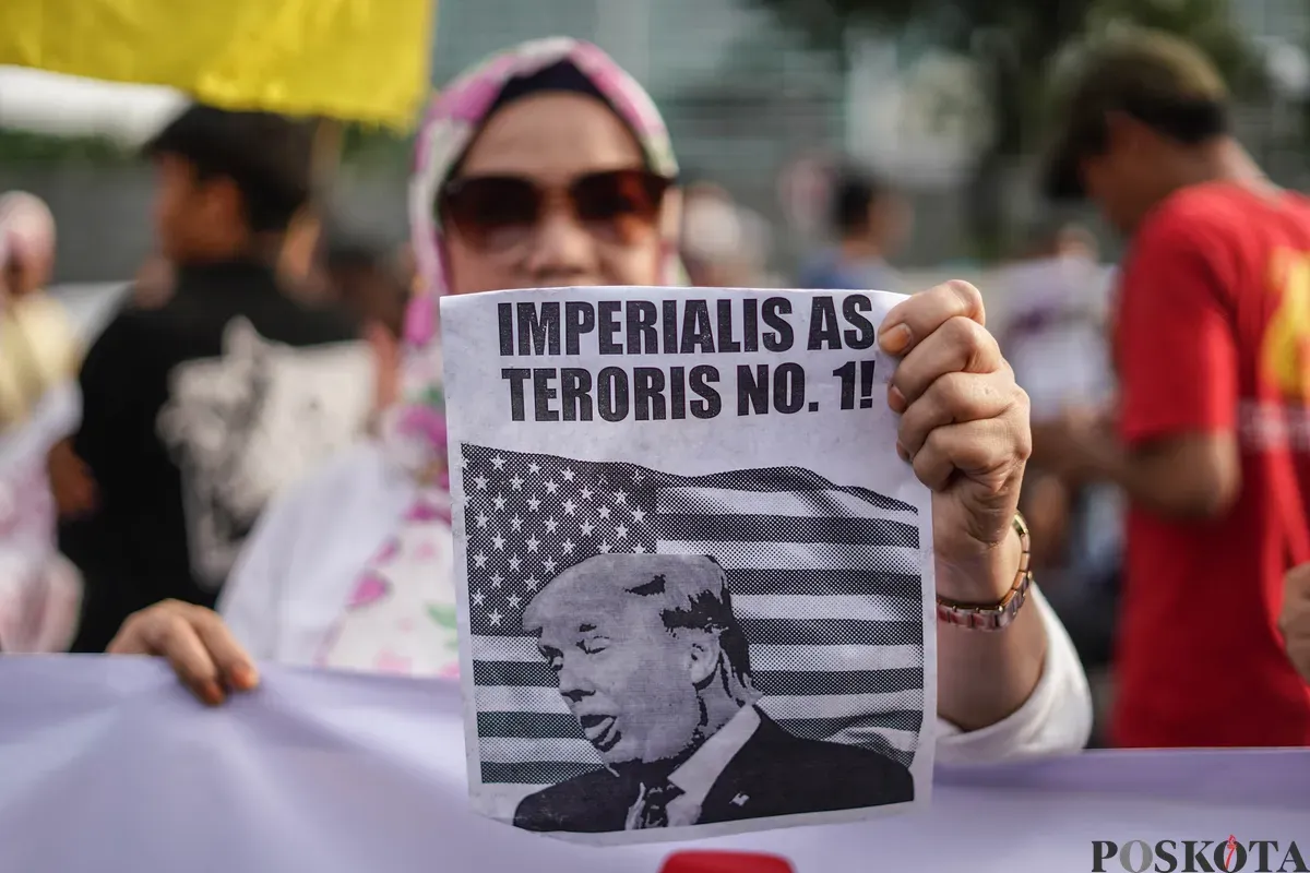 Pengunjuk rasa dari aliansi buruh dan pegiat kemanusiaan menggelar aksi bela Venezuela di depan Kedutaan Besar Amerika Serikat, Jakarta, Selasa, 6 Januari 2025. (Sumber: Poskota/Bilal Nugraha Ginanjar)