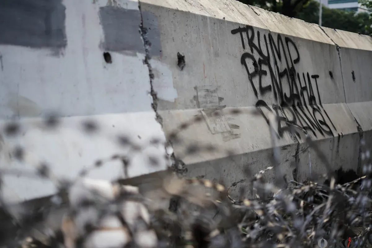 Pengunjuk rasa dari aliansi buruh dan pegiat kemanusiaan menggelar aksi bela Venezuela di depan Kedutaan Besar Amerika Serikat, Jakarta, Selasa, 6 Januari 2025. (Sumber: Poskota/Bilal Nugraha Ginanjar)