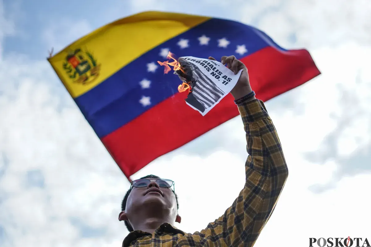 Pengunjuk rasa dari aliansi buruh dan pegiat kemanusiaan menggelar aksi bela Venezuela di depan Kedutaan Besar Amerika Serikat, Jakarta, Selasa, 6 Januari 2025. (Sumber: Poskota/Bilal Nugraha Ginanjar)