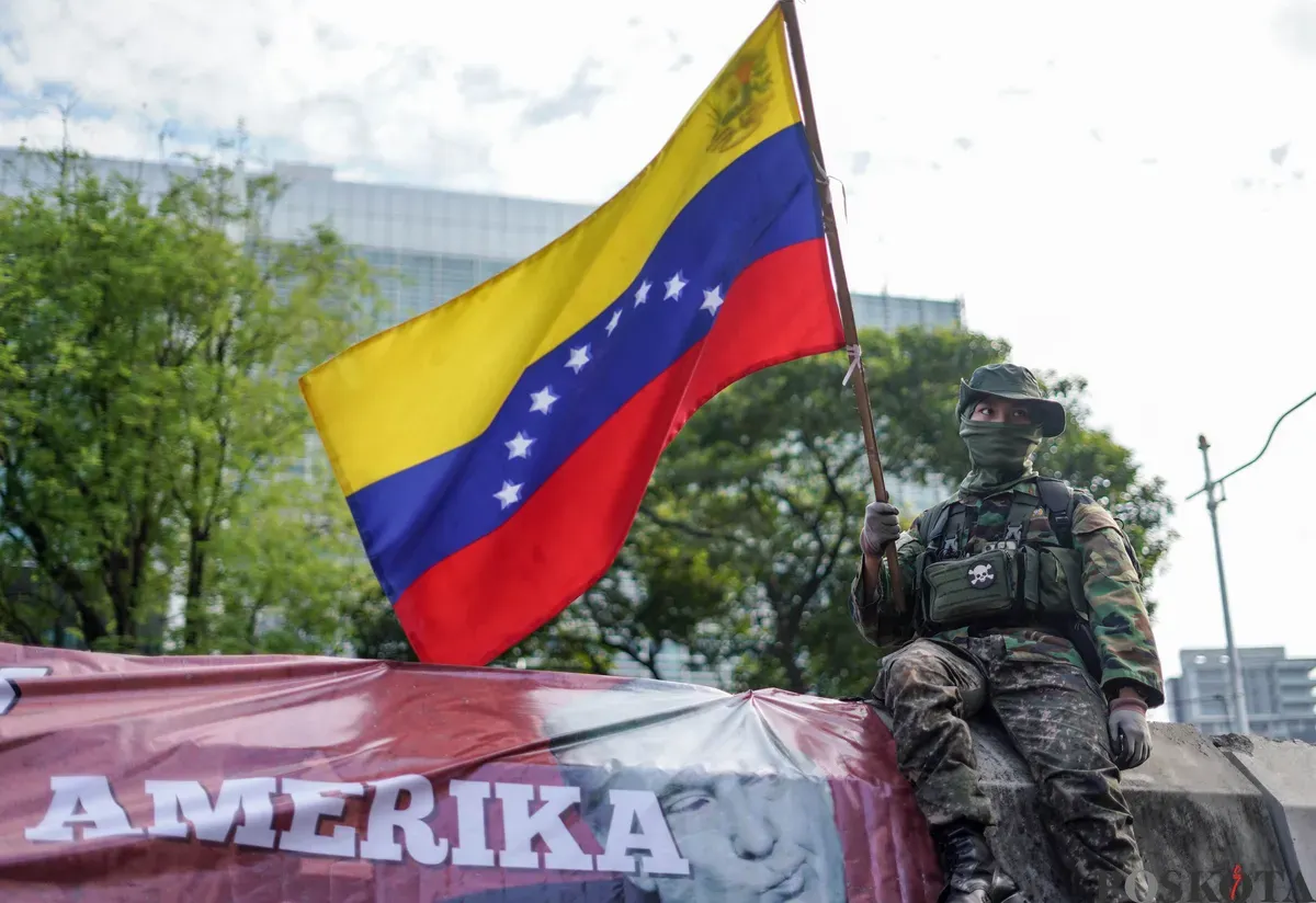 Pengunjuk rasa dari aliansi buruh dan pegiat kemanusiaan menggelar aksi bela Venezuela di depan Kedutaan Besar Amerika Serikat, Jakarta, Selasa, 6 Januari 2025. (Sumber: Poskota/Bilal Nugraha Ginanjar)