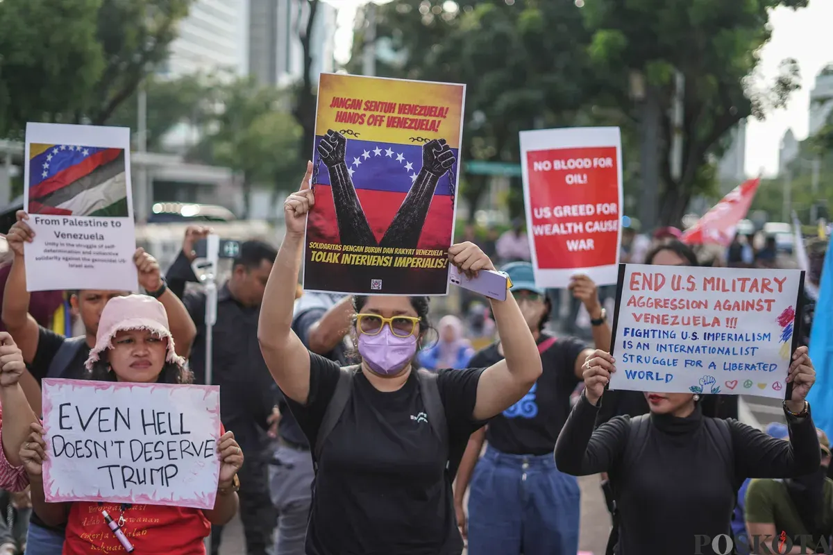 Pengunjuk rasa dari aliansi buruh dan pegiat kemanusiaan menggelar aksi bela Venezuela di depan Kedutaan Besar Amerika Serikat, Jakarta, Selasa, 6 Januari 2025. (Sumber: Poskota/Bilal Nugraha Ginanjar)