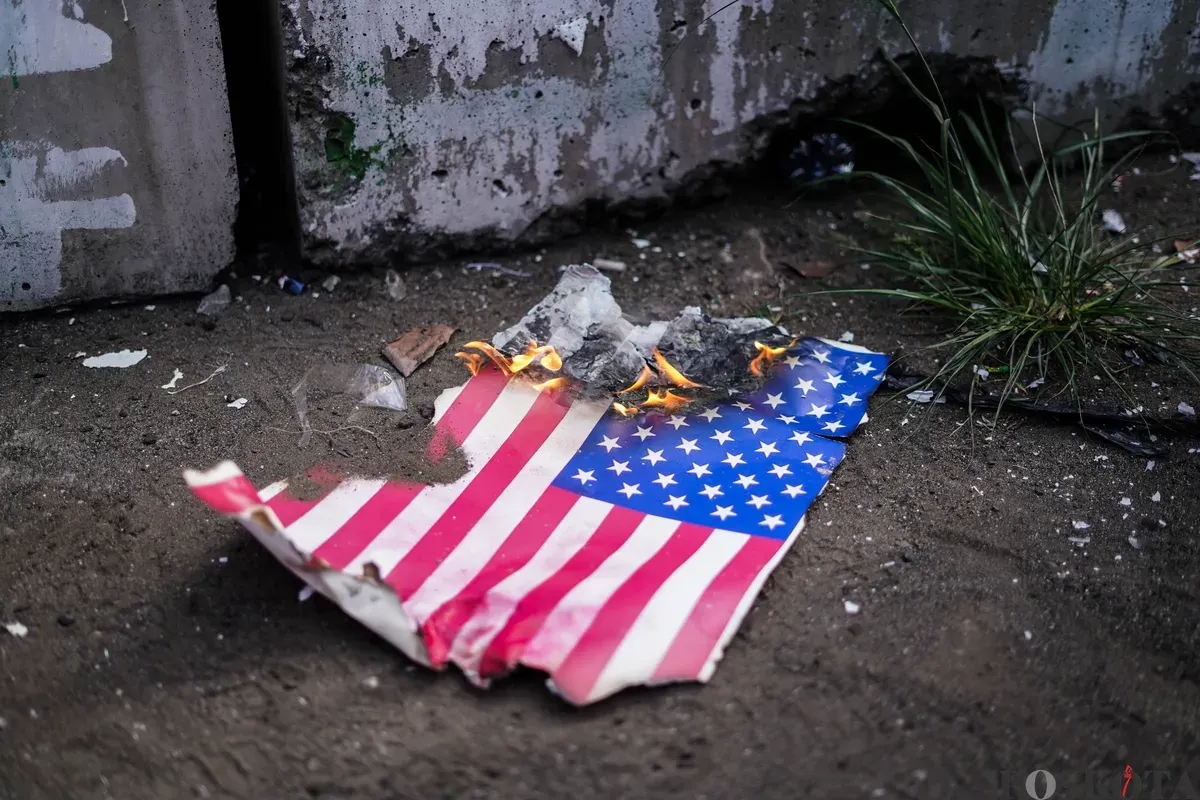 Pengunjuk rasa dari aliansi buruh dan pegiat kemanusiaan menggelar aksi bela Venezuela di depan Kedutaan Besar Amerika Serikat, Jakarta, Selasa, 6 Januari 2025. (Sumber: Poskota/Bilal Nugraha Ginanjar)