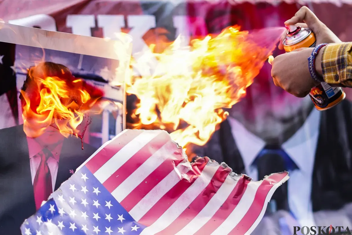 Pengunjuk rasa dari aliansi buruh dan pegiat kemanusiaan menggelar aksi bela Venezuela di depan Kedutaan Besar Amerika Serikat, Jakarta, Selasa, 6 Januari 2025. (Sumber: Poskota/Bilal Nugraha Ginanjar)