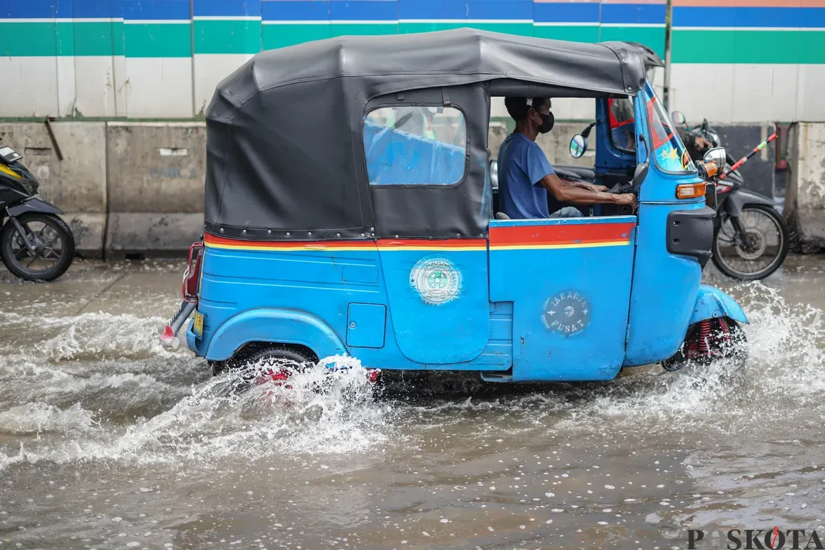 Pengendara melintasi banjir rob di Jalan R.E Martadinata, Tanjung Priok, Jakarta Utara, Selasa, 6 Januari 2026. (Sumber: Poskota/Bilal Nugraha Ginanjar)