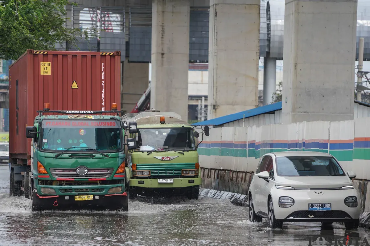 Pengendara melintasi banjir rob di Jalan R.E Martadinata, Tanjung Priok, Jakarta Utara, Selasa, 6 Januari 2026. (Sumber: Poskota/Bilal Nugraha Ginanjar)