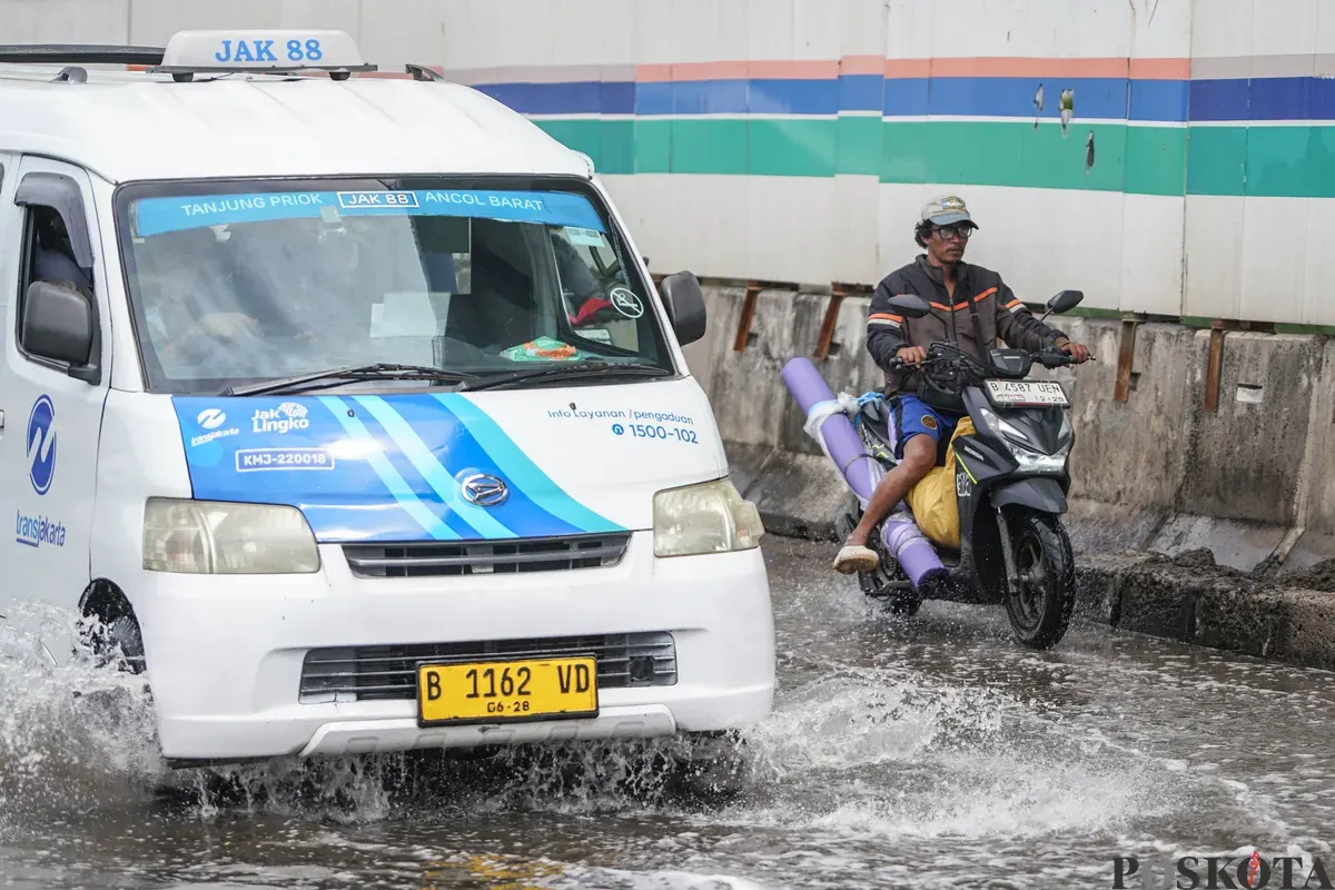 Pengendara melintasi banjir rob di Jalan R.E Martadinata, Tanjung Priok, Jakarta Utara, Selasa, 6 Januari 2026. (Sumber: Poskota/Bilal Nugraha Ginanjar)