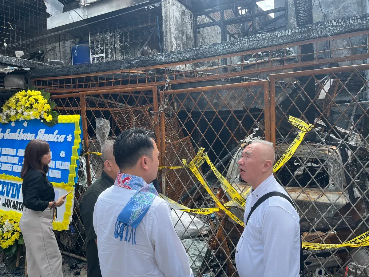 Anggota Komisi A DPRD DKI Jakarta, Kevin Wu saat meninjau rumah yang terbakar di Pejagalan, Penjaringan, Jakarta Utara, yang menewaskan lima orang, Selasa, 6 Januari 2026. (Sumber: Poskota/Pandi Ramedhan)