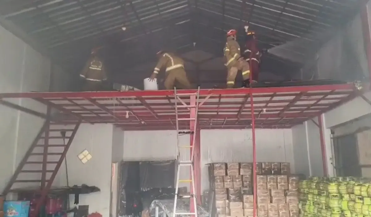 Petugas Damkar melakukan pendinginan usai api padam saat kebakaran melanda gudang kasur dan sembako di wilayah Cileungsi. (Sumber: Istimewa)