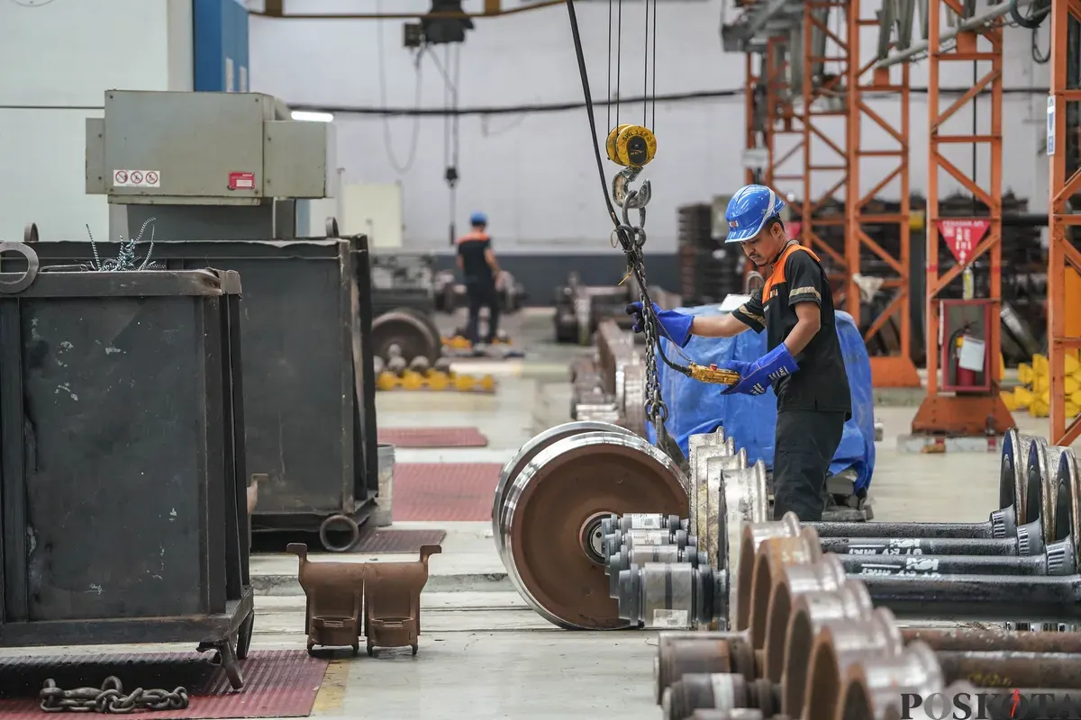 Sejumlah petugas melakukan perawatan kereta di Balai Yasa Manggarai, Tebet, Jakarta Selatan, Selasa, 6 Januari 2025. (Sumber: Poskota/Bilal Nugraha Ginanjar)