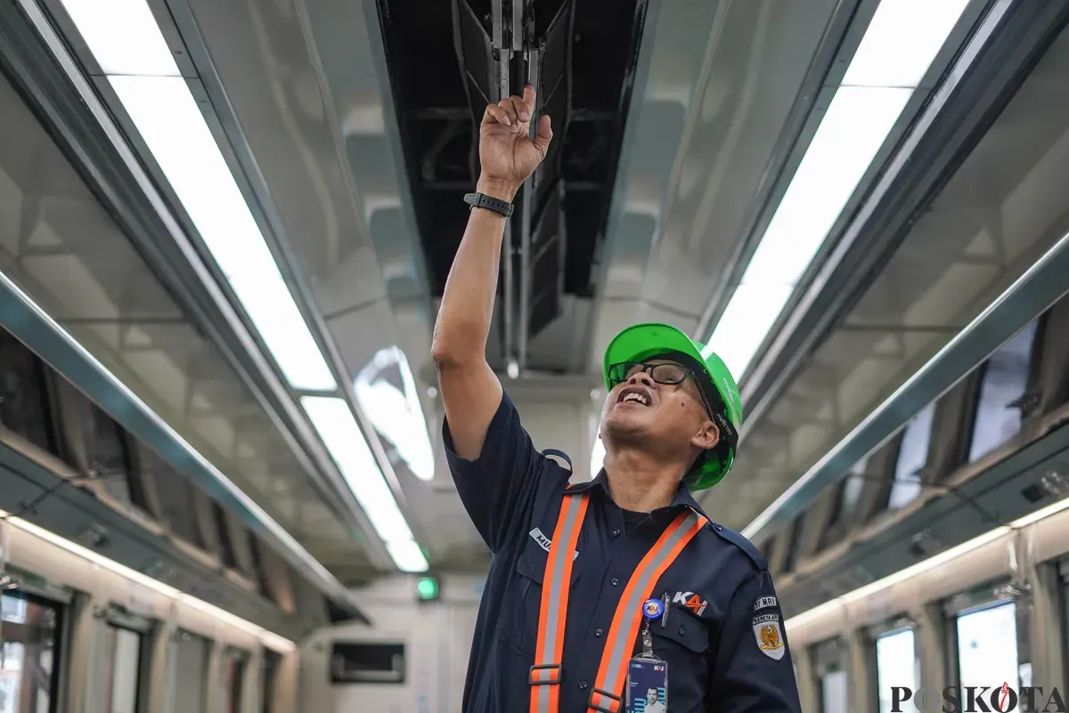 Sejumlah petugas melakukan perawatan kereta di Balai Yasa Manggarai, Tebet, Jakarta Selatan, Selasa, 6 Januari 2025. (Sumber: Poskota/Bilal Nugraha Ginanjar)