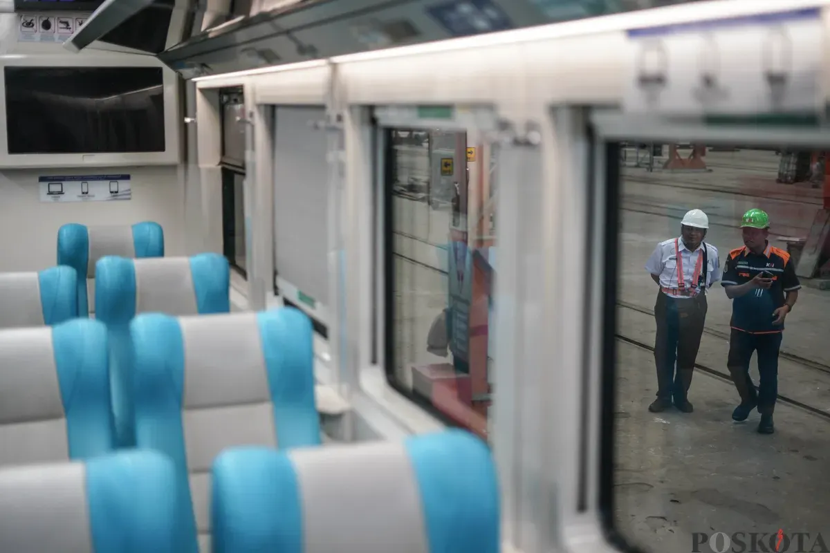 Sejumlah petugas melakukan perawatan kereta di Balai Yasa Manggarai, Tebet, Jakarta Selatan, Selasa, 6 Januari 2025. (Sumber: Poskota/Bilal Nugraha Ginanjar)