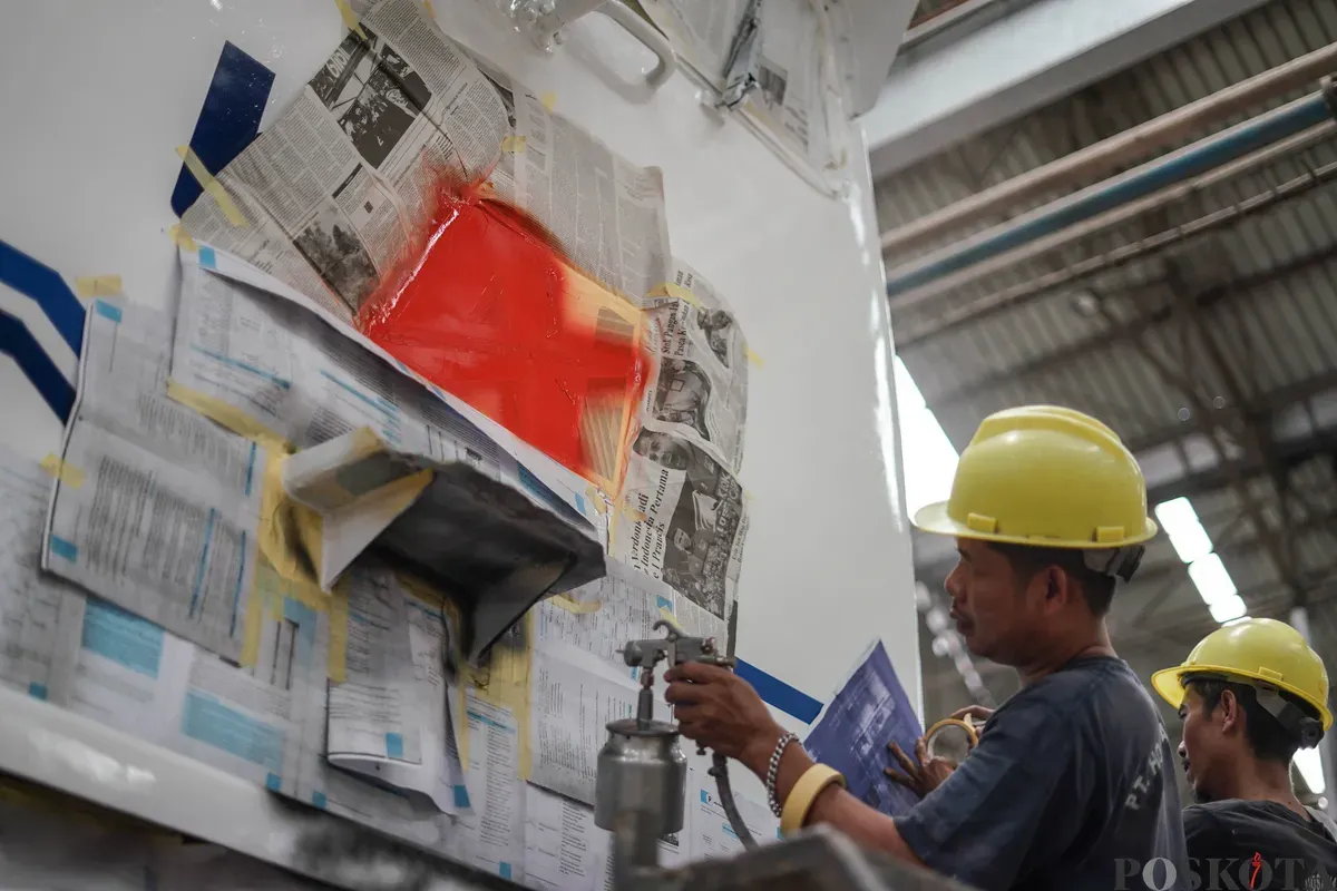 Sejumlah petugas melakukan perawatan kereta di Balai Yasa Manggarai, Tebet, Jakarta Selatan, Selasa, 6 Januari 2025. (Sumber: Poskota/Bilal Nugraha Ginanjar)