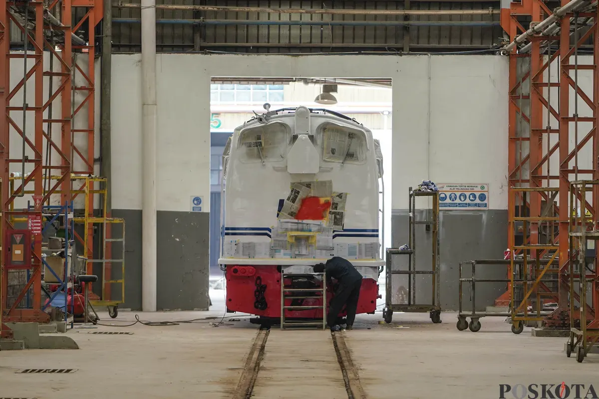 Sejumlah petugas melakukan perawatan kereta di Balai Yasa Manggarai, Tebet, Jakarta Selatan, Selasa, 6 Januari 2025. (Sumber: Poskota/Bilal Nugraha Ginanjar)