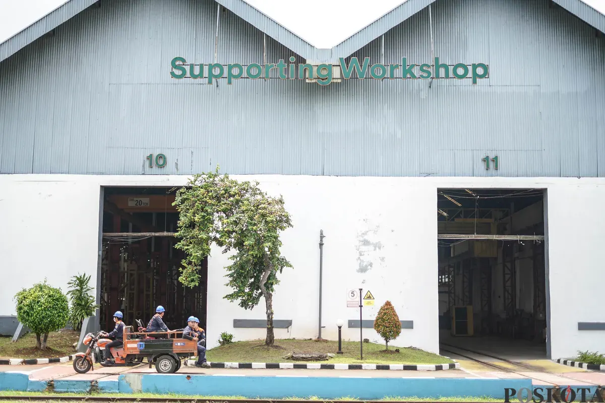 Sejumlah petugas melakukan perawatan kereta di Balai Yasa Manggarai, Tebet, Jakarta Selatan, Selasa, 6 Januari 2025. (Sumber: Poskota/Bilal Nugraha Ginanjar)