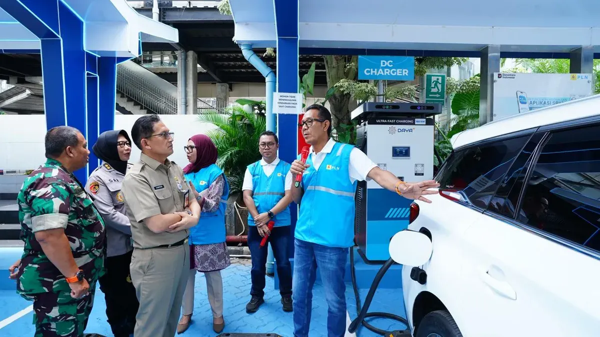 General Manager PLN UID Jaya Moch. Andy Adchaminoerdin (kanan) menjelaskan pengisian kendaraan listrik pakai fasilitas Ultra Fast Charging di PLN UP3 Bulungan, Jakarta Selatan. (Sumber: Dok. PLN UID Jaya)