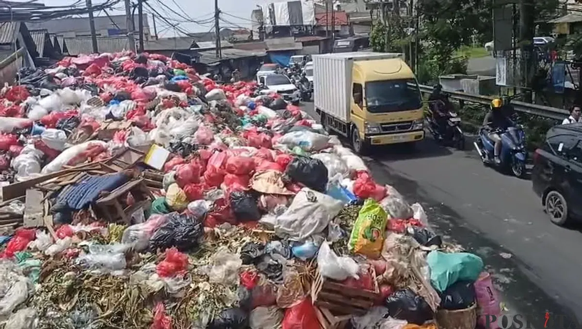 Gunungan sampah di Jalan Dewi Sartika, depan Pasar Cimanggis, Kecamatan Ciputat, Kota Tangerang Selatan. (Sumber: Poskota/Veronica Prasetio)
