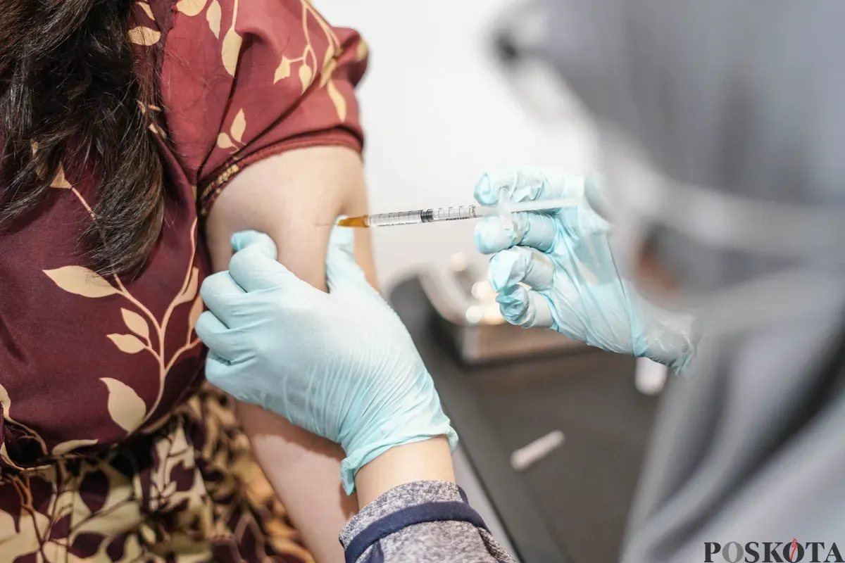 Dokter menyuntikan Vaksin Influenza kepada pasien di Kilinik Pratama Aisyah, Jakarta Barat, Senin, 5 Januari 2026. (Sumber: Poskota/Bilal Nugraha Ginanjar)