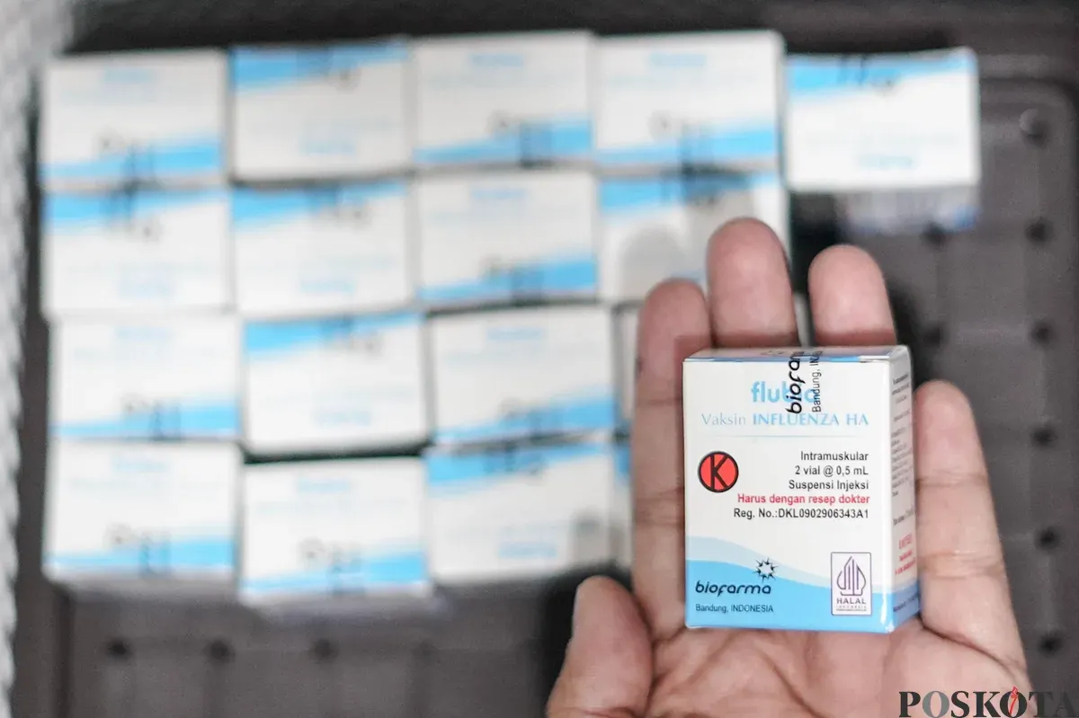 Dokter menyuntikan Vaksin Influenza kepada pasien di Kilinik Pratama Aisyah, Jakarta Barat, Senin, 5 Januari 2026. (Sumber: Poskota/Bilal Nugraha Ginanjar)