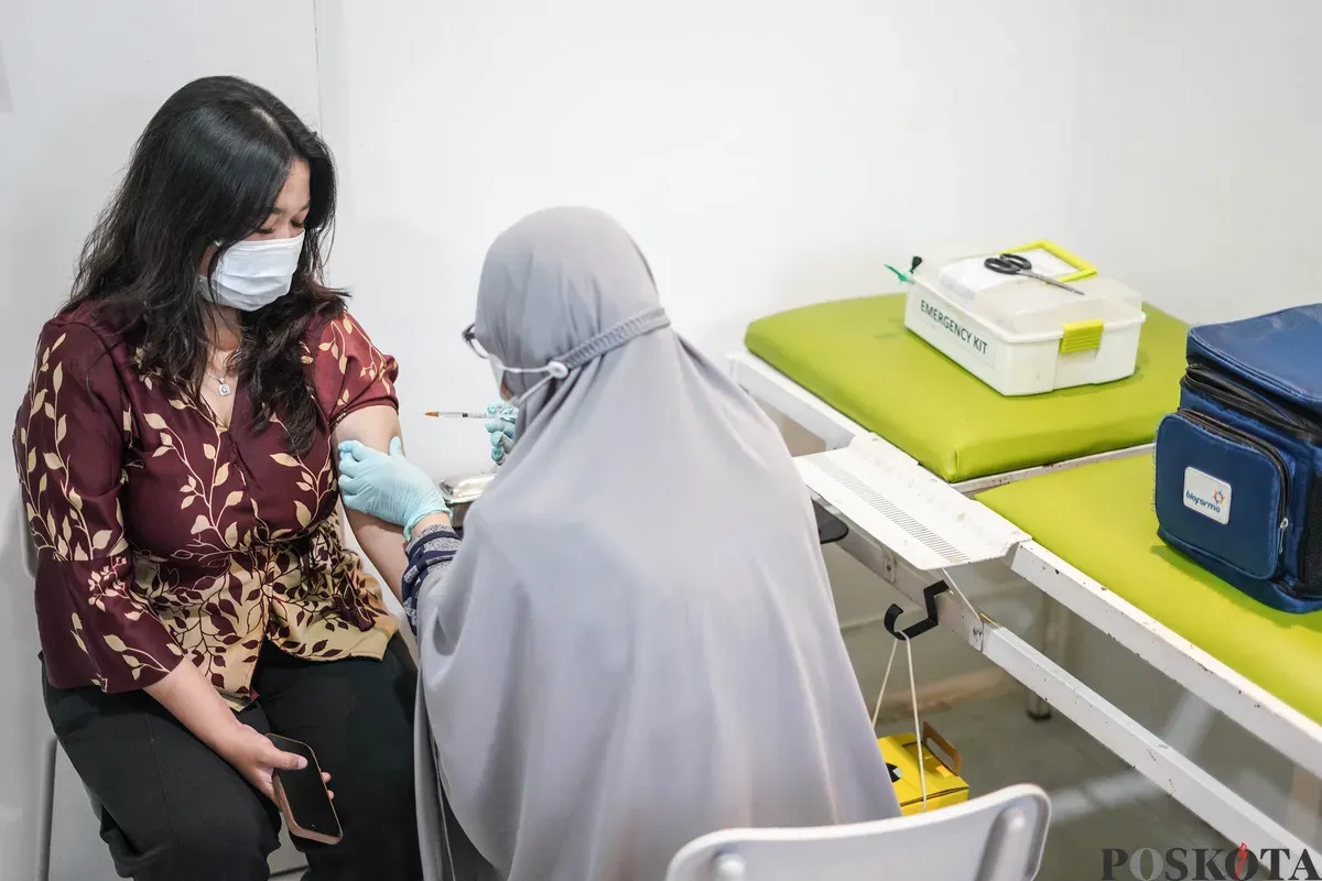 Dokter menyuntikan Vaksin Influenza kepada pasien di Kilinik Pratama Aisyah, Jakarta Barat, Senin, 5 Januari 2026. (Sumber: Poskota/Bilal Nugraha Ginanjar)