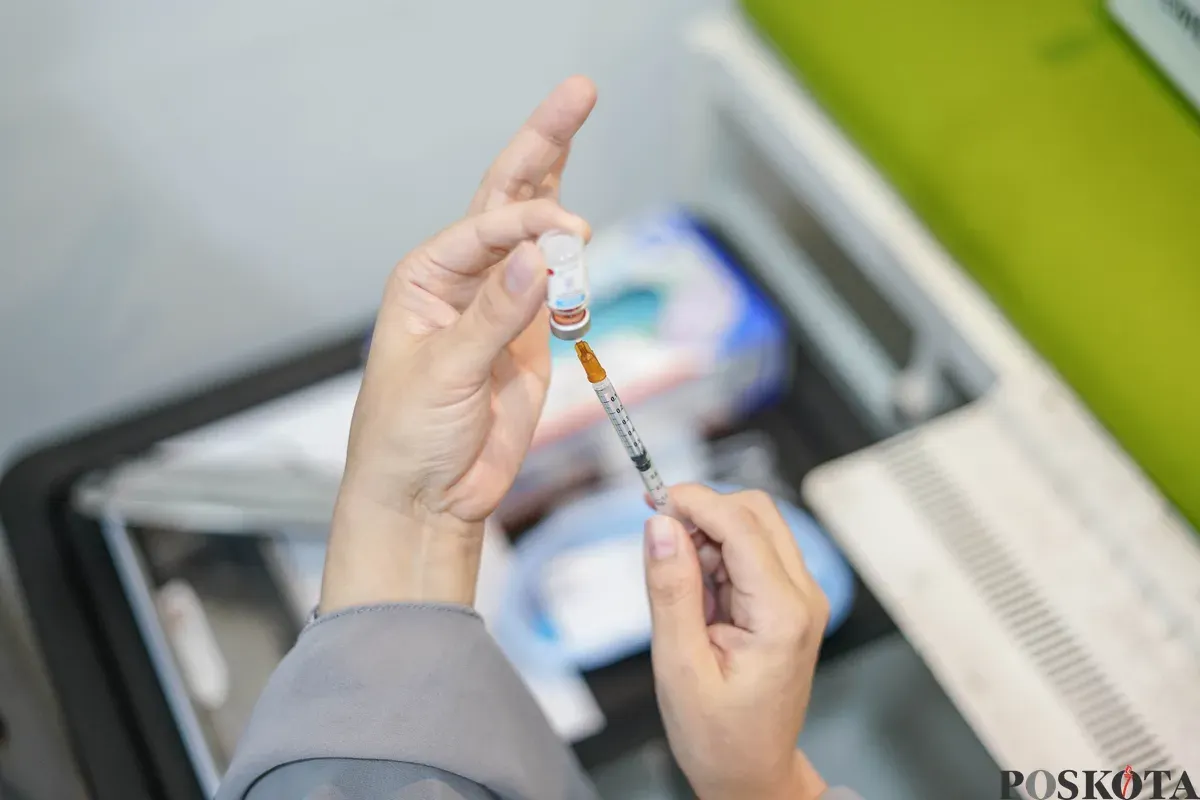 Dokter menyuntikan Vaksin Influenza kepada pasien di Kilinik Pratama Aisyah, Jakarta Barat, Senin, 5 Januari 2026. (Sumber: Poskota/Bilal Nugraha Ginanjar)