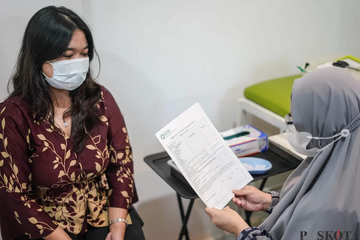 Dokter menyuntikan Vaksin Influenza kepada pasien di Kilinik Pratama Aisyah, Jakarta Barat, Senin, 5 Januari 2026. (Sumber: Poskota/Bilal Nugraha Ginanjar)