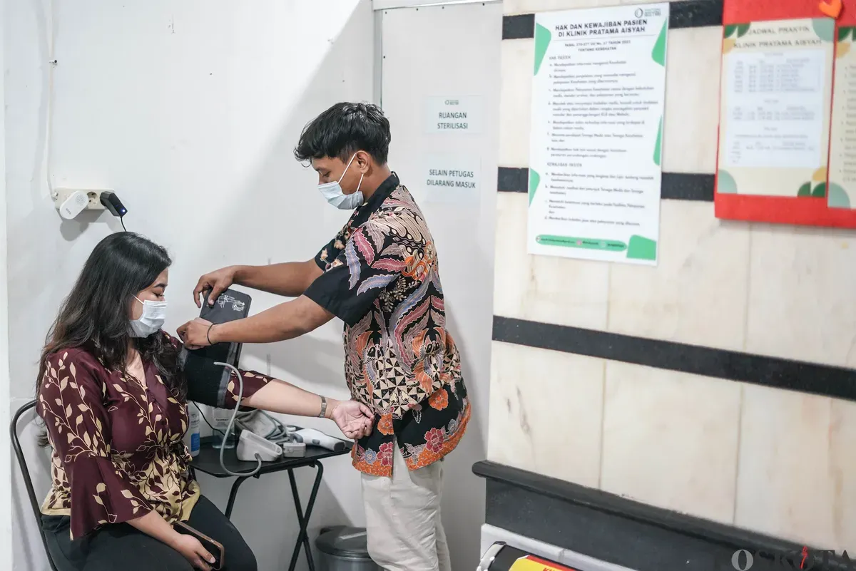 Dokter menyuntikan Vaksin Influenza kepada pasien di Kilinik Pratama Aisyah, Jakarta Barat, Senin, 5 Januari 2026. (Sumber: Poskota/Bilal Nugraha Ginanjar)
