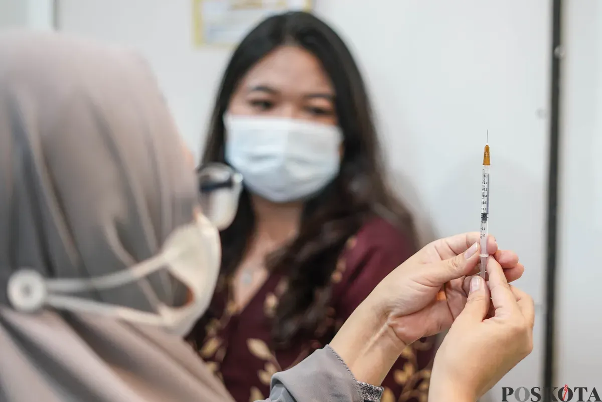 Dokter menyuntikan Vaksin Influenza kepada pasien di Kilinik Pratama Aisyah, Jakarta Barat, Senin, 5 Januari 2026. (Sumber: Poskota/Bilal Nugraha Ginanjar)