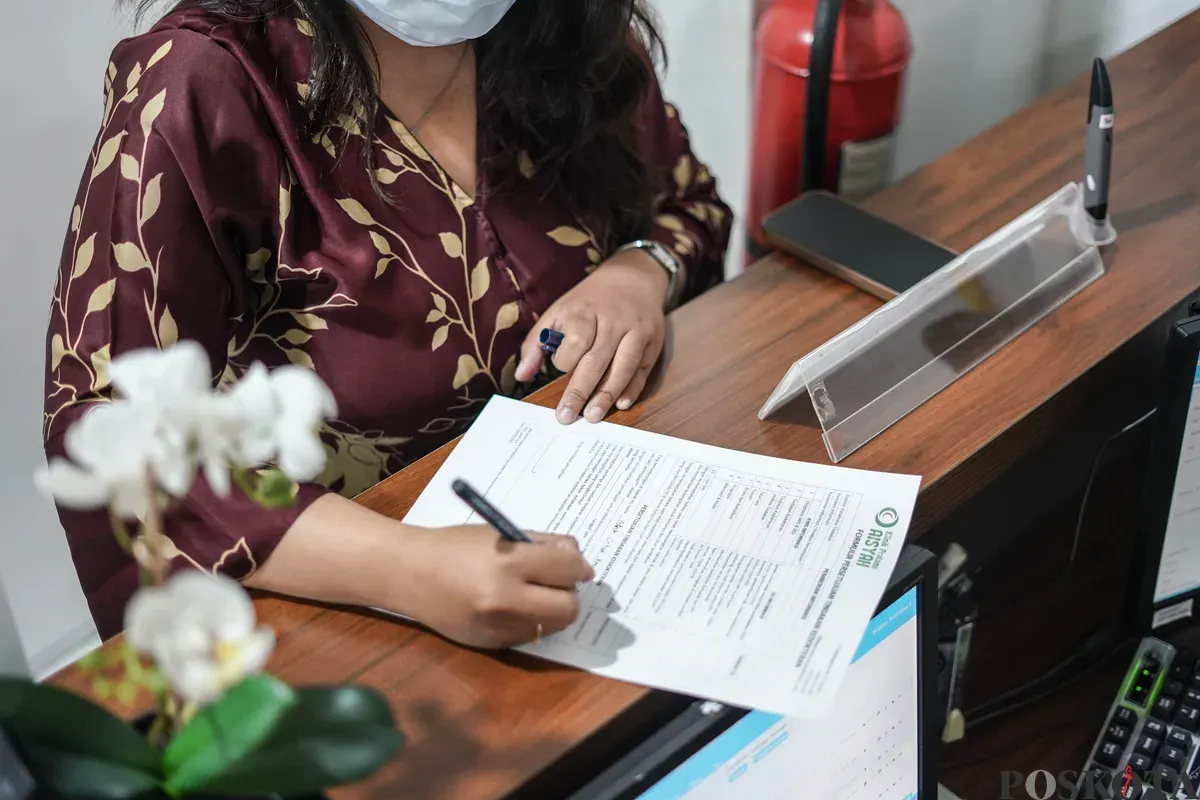 Dokter menyuntikan Vaksin Influenza kepada pasien di Kilinik Pratama Aisyah, Jakarta Barat, Senin, 5 Januari 2026. (Sumber: Poskota/Bilal Nugraha Ginanjar)