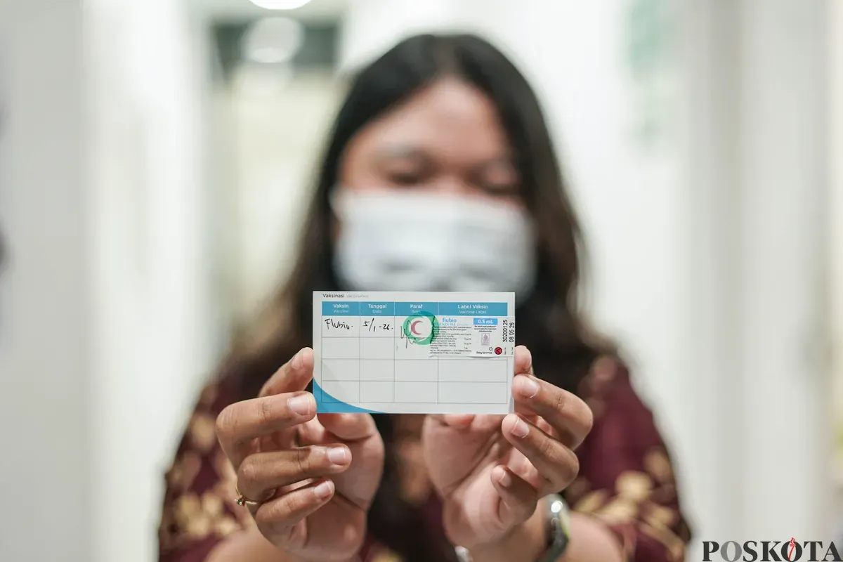 Dokter menyuntikan Vaksin Influenza kepada pasien di Kilinik Pratama Aisyah, Jakarta Barat, Senin, 5 Januari 2026. (Sumber: Poskota/Bilal Nugraha Ginanjar)