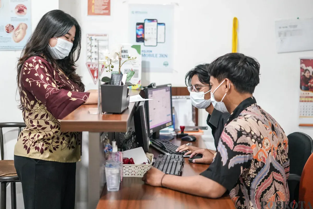 Dokter menyuntikan Vaksin Influenza kepada pasien di Kilinik Pratama Aisyah, Jakarta Barat, Senin, 5 Januari 2026. (Sumber: Poskota/Bilal Nugraha Ginanjar)