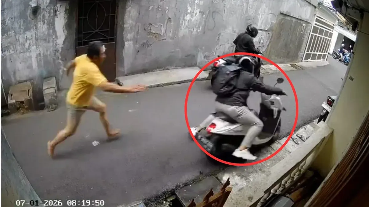 Warga berupaya menggagalkan aksi curanmor bersenpi di Jalan Kota Bambu Selatan, Palmerah, Jakarta Barat, Rabu, 7 Januari 2026. (Sumber: Dok. Istimewa)