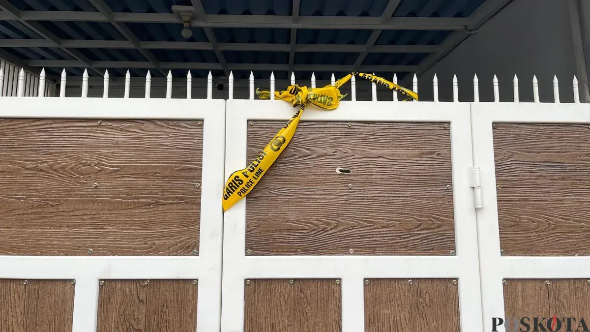 Pagar rumah warga di Kota Bambu Selatan, Palmerah, Jakarta Barat, terlihat bolong seusai terkena tembakan komplotan curanmor, Rabu, 7 Januari 2026. (Sumber: Poskota/Pandi Ramedhan)