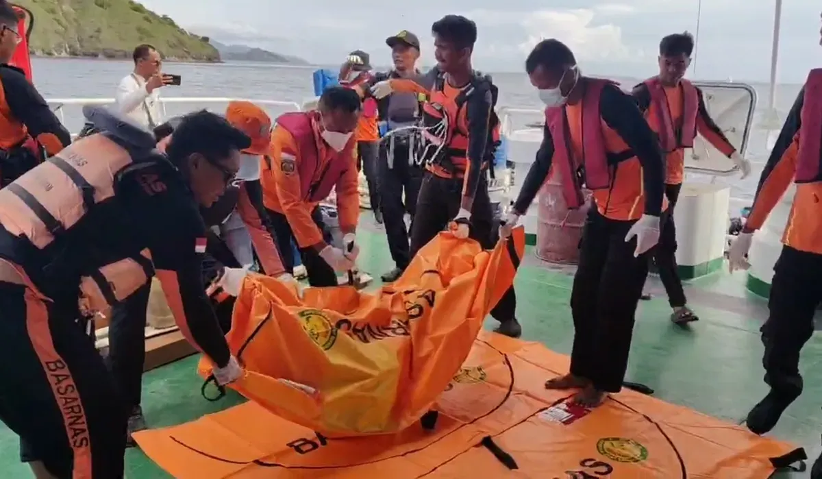 Tim SAR Gabungan menemukan satu jenazah korban tenggelamnya KM Putri Sakinah di perairan Pulau Padar, Labuan Bajo, Manggarai Barat, NTT, Selasa, 6 Januari 2026. (Sumber: Dok. Tim SAR)