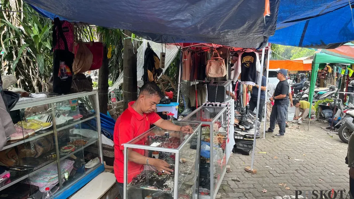 Kondisi Pasar Taman Puring pasca kejadian kebakaran, Rabu, 7 Januari 2026. Terlihat pedagang berjualan dengan hanya bermodalkan tenda. (Sumber: Poskota/Pandi Ramedhan)