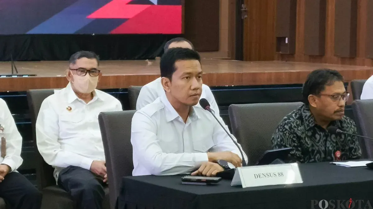Juru Bicara Densus 88 Antiteror Polri, AKBP Mayndra Eka Wardhana, saat konferensi pers di Gedung Awaloedin Djamin, Bareskrim Polri, Jakarta Selatan, Rabu, 7 Januari 2026. (Sumber: Poskota/Ali Mansur)