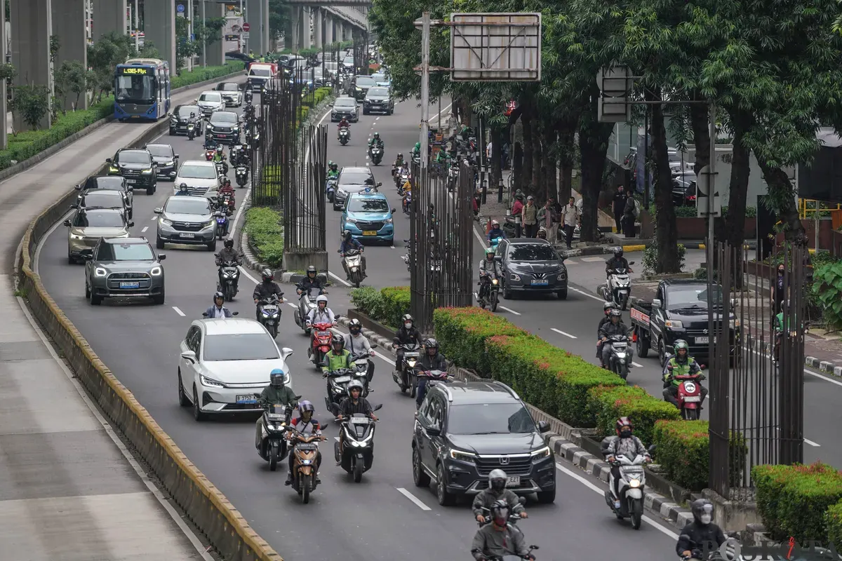 Tiang monorel yang mangkrak di kawasan Rasuna Said, Jakarta, Rabu, 7 Januari 2026. Pemprov DKI Jakarta menindaklanjuti rencana pembongkaran tiang-tiang monorel yang mangkrak selama hampir dua dekade. (Sumber: Poskota | Foto: Bilal Nugraha Ginanjar)
