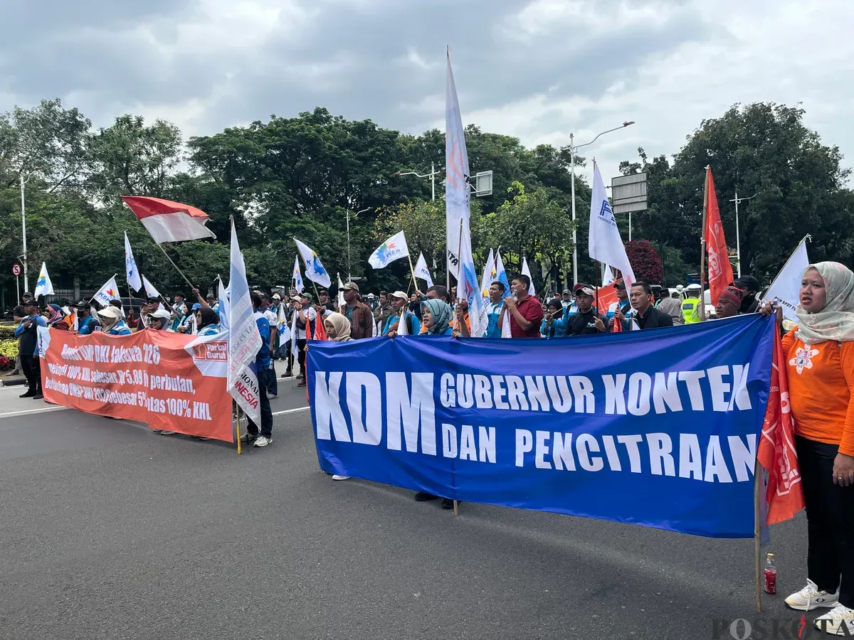 Massa buruh dari KSPI gelar unjuk rasa di Jalan Medan Merdeka Selatan, Jakarta Pusat, terkait kenaikan upah, Kamis, 8 Januari 2026. (Sumber: Poskota/Pandi Ramedhan)