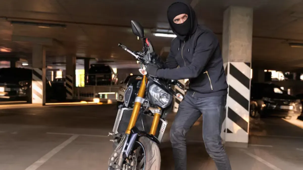 Ilustrasi maling motor di Ciputat, Tangerang Selatan. (Sumber: Freepik)