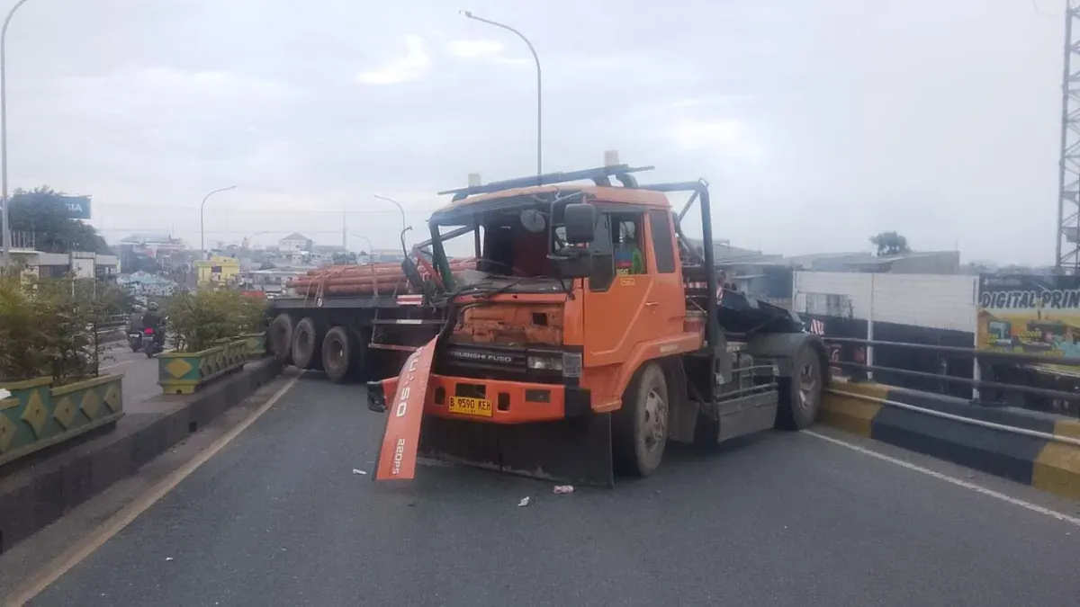 Kecelakaan lalu lintas melibatkan truk tronton bermuatan besi terjadi di Flyover Ciputat, Tangerang Selatan, pada Kamis, 8 Januari 2026. (Sumber: Dok. Polsek Ciputat Timur)