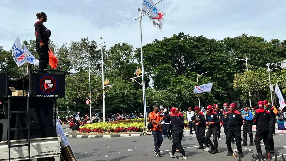 Masa aksi buruh saat memprotes UMP Jakarta 2026 di Jalan Medan Merdeka Selatan, Jakarta Pusat, Kamis, 8 Januari 2026. (Sumber: Poskota/M Tegar Jihad)