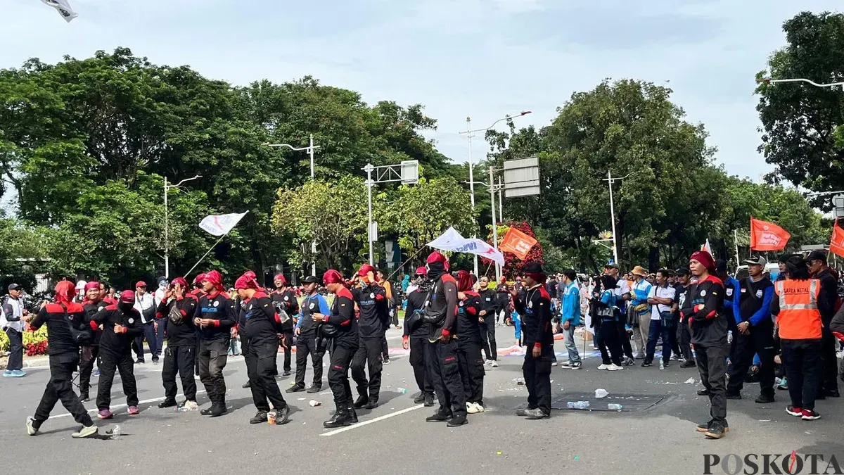 Masa aksi buruh saat memprotes UMP Jakarta 2026 di Jalan Medan Merdeka Selatan, Jakarta Pusat, Kamis, 8 Januari 2026. (Sumber: Poskota/M Tegar Jihad)