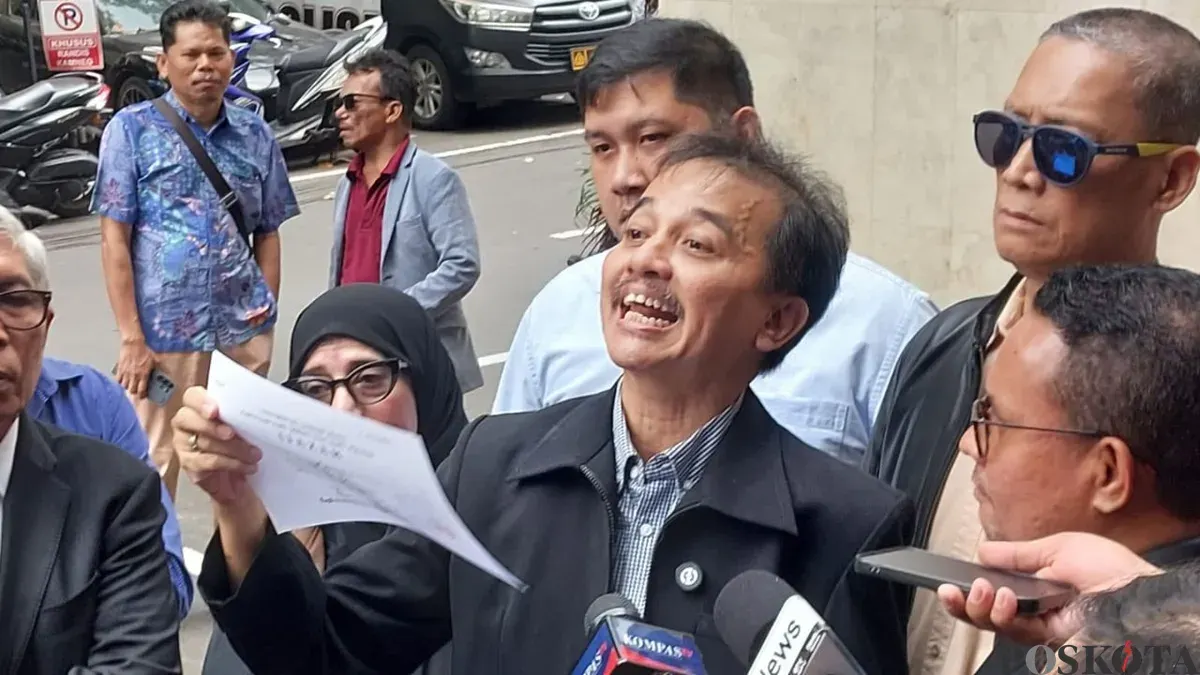 Mantan Menteri Pemuda dan Olahraga (Menpora) Roy Suryo melaporkan tujuh orang yang diduga pendukung Joko Widodo ke Polda Metro Jaya terkait dugaan pencemaran nama baik dan fitnah. (Sumber: Poskota/Ali Mansur)